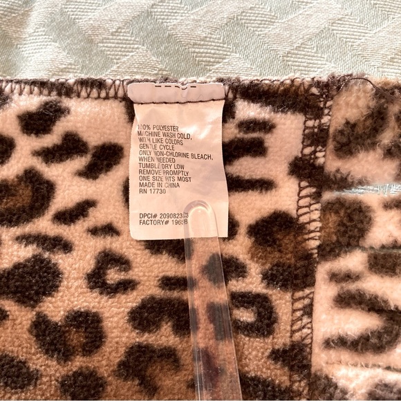 Leopard Print Fleece Scarf One Size Fits Most - Picture 5 of 5